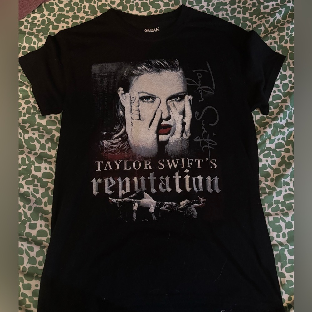 Gildan Black Taylor Swift Graphic Tee
